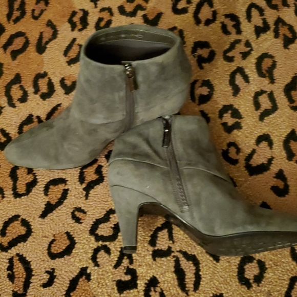 Bandolino Grey Seude booties - Picture 3 of 4